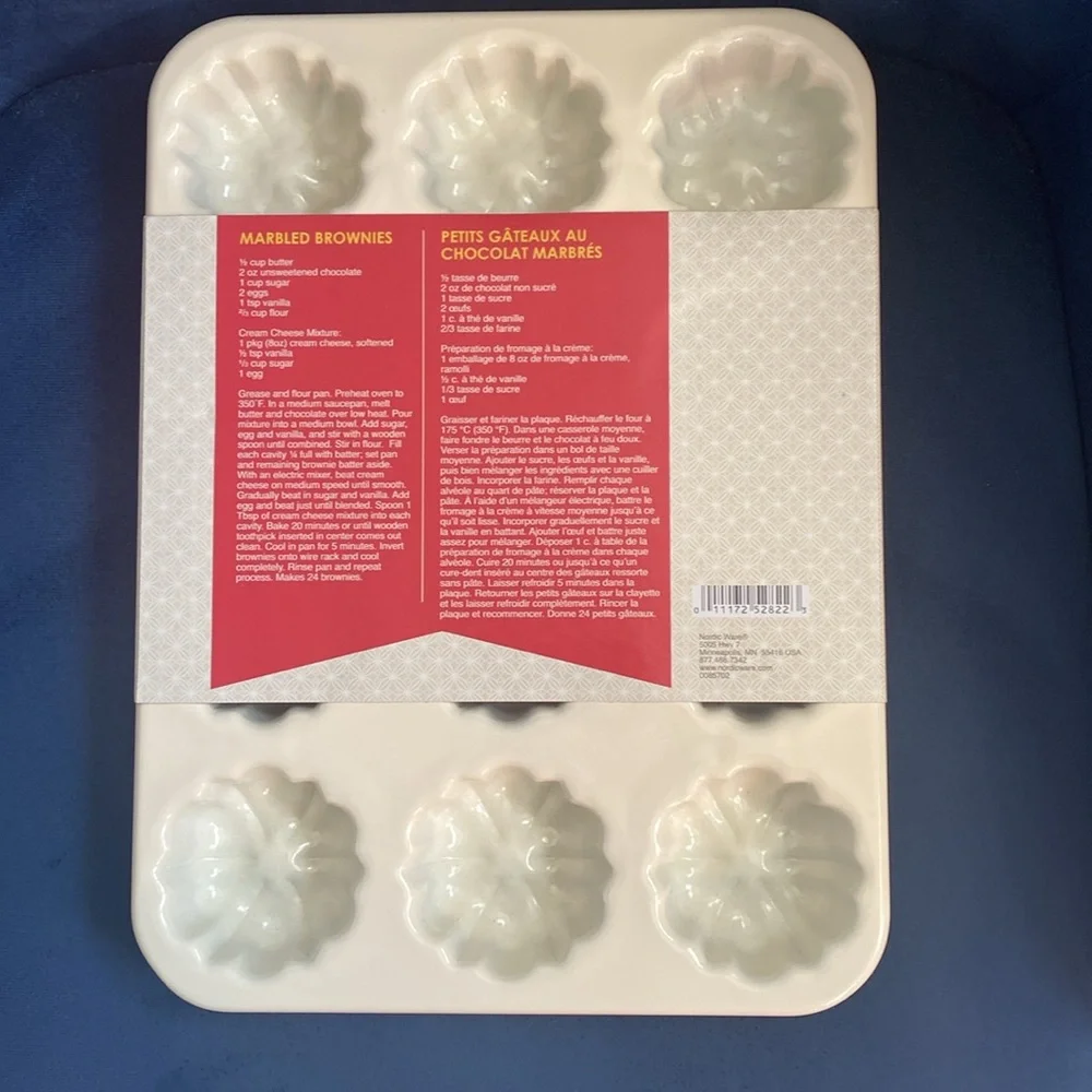 NWT Nordic Ware Bundt Cupcaking Baking Pan in Red